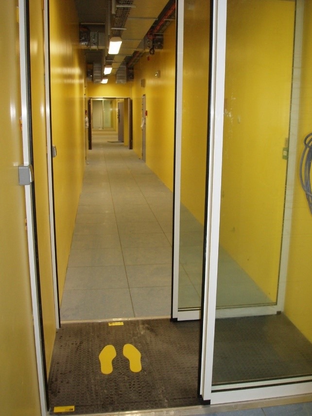 Alfombra de seguridad actuando como sensor